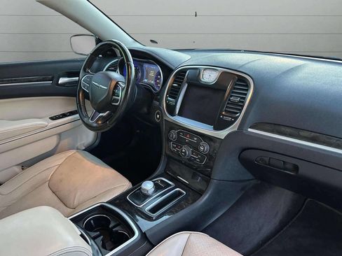 Used 2018 Chrysler 300 Limited image 21