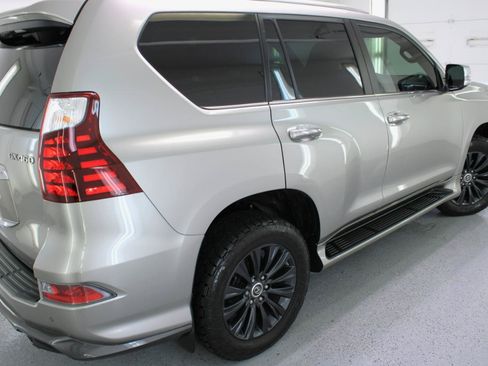 Used 2022 Lexus GX 460 Premium w/ Accessory Package AWD/4WD image 15