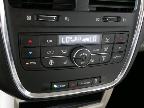 Used 2014 Chrysler Town & Country Touring-L w/ Driver Convenience Group FWD image 23
