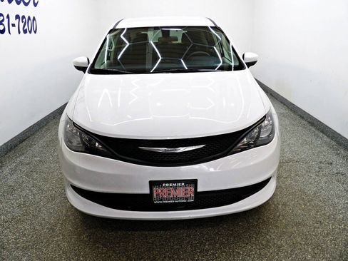 Used 2021 Chrysler Voyager LX FWD image 2