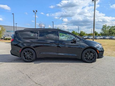 Used 2025 Chrysler Pacifica Limited FWD image 2