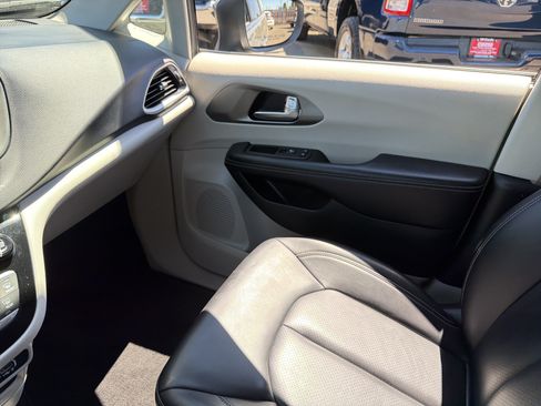 Used 2023 Chrysler Pacifica Touring-L FWD image 23