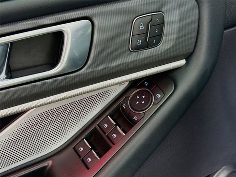 Used 2025 Ford Explorer ST image 19