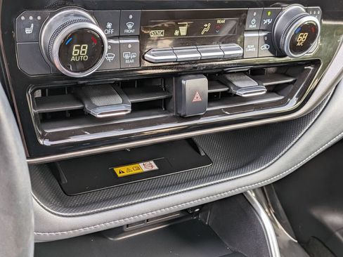 Used 2023 Toyota Highlander XLE AWD/4WD image 26