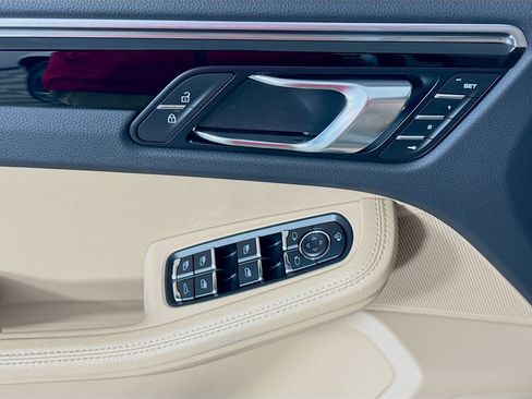 Certified 2023 Porsche Macan image 11