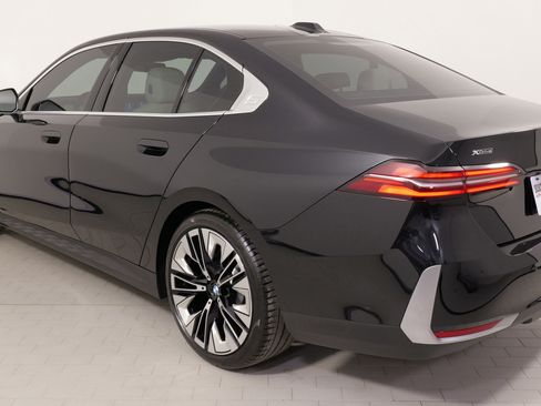 Used 2025 BMW 530i xDrive w/ Premium Package image 14