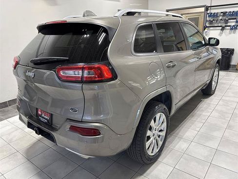 Used 2017 Jeep Cherokee Overland w/ Technology Group AWD/4WD image 4