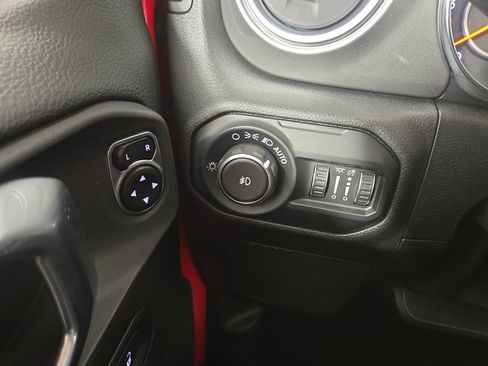 Used 2020 Jeep Wrangler Unlimited Sahara image 29