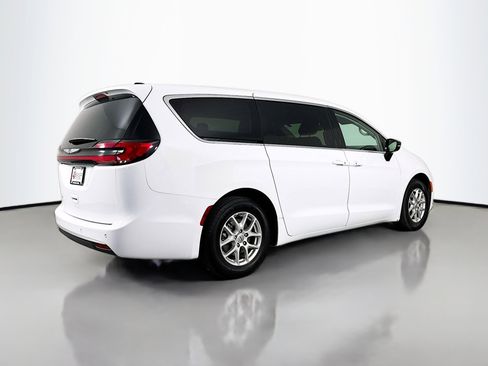 Used 2024 Chrysler Pacifica Touring-L FWD image 7