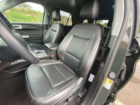 Used 2023 Ford Explorer XLT w/ Equipment Group 202A AWD/4WD image 18