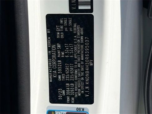 Used 2024 Kia Carnival LX image 15