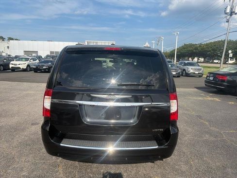 Used 2014 Chrysler Town & Country Limited w/ Luxury Group FWD image 7