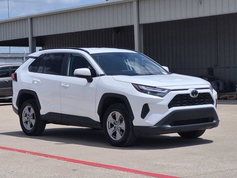 Used 2025 Toyota RAV4 XLE FWD image 8