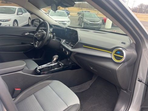 Used 2025 Chevrolet Trax LT w/ Driver Confidence Package image 14