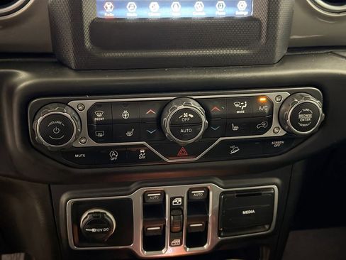 Used 2018 Jeep Wrangler Unlimited Sahara w/ Cold Weather Group AWD/4WD image 18