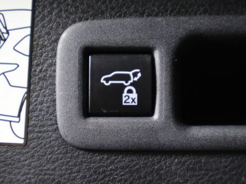 Used 2022 Toyota Sienna Limited image 19