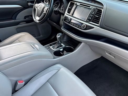 Used 2018 Toyota Highlander XLE FWD image 34