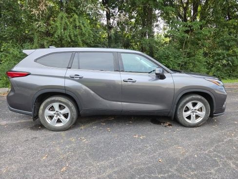 Used 2021 Toyota Highlander LE AWD/4WD image 5