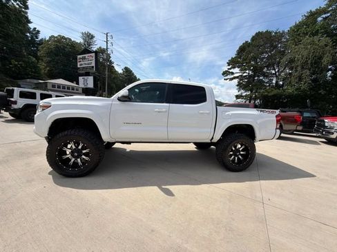 Used 2016 Toyota Tacoma TRD Sport w/ Towing Package AWD/4WD image 15