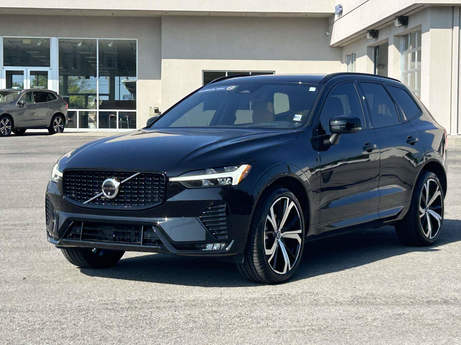 Certified 2024 Volvo XC60 B5 Ultimate w/ Protection Package Premier AWD/4WD image 3