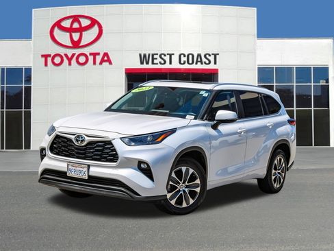 Used 2023 Toyota Highlander XLE FWD image 1