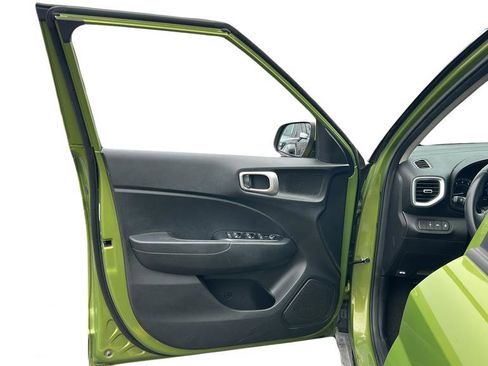 Used 2022 Hyundai Venue SEL FWD image 11