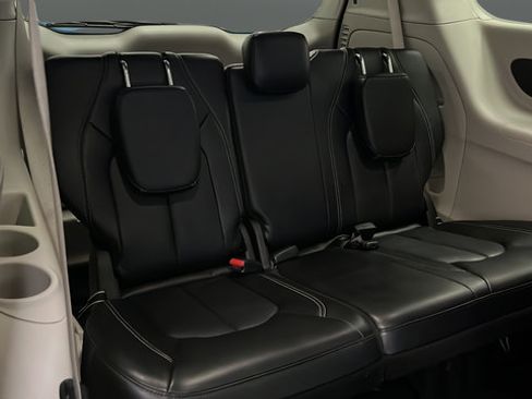 Used 2024 Chrysler Pacifica Touring-L FWD image 26
