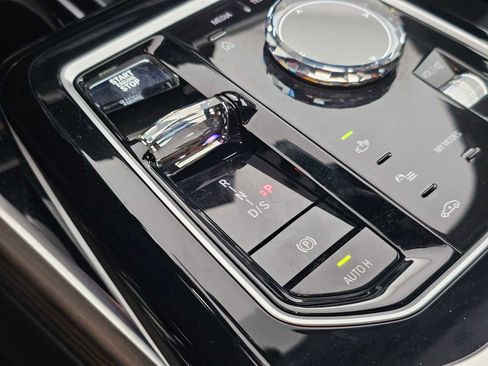 Used 2024 BMW 740i w/ Premium Package image 30