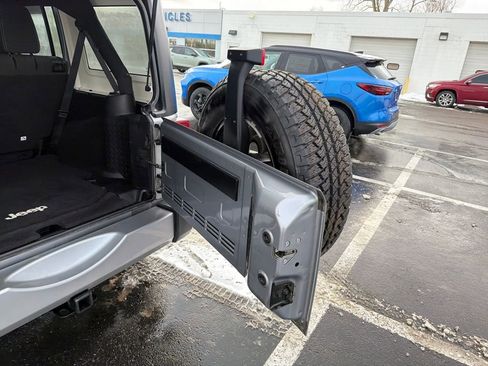 Used 2017 Jeep Wrangler Unlimited Sahara image 32