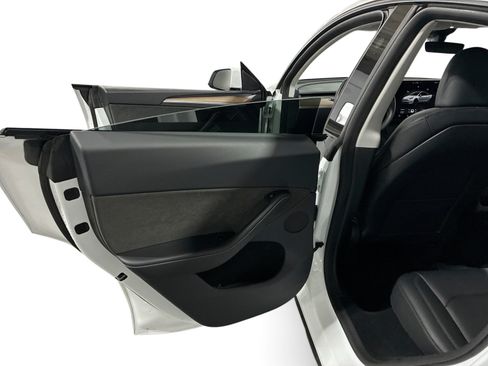 Certified 2023 Tesla Model Y Long Range AWD/4WD image 10