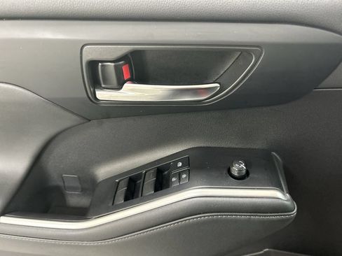 Used 2022 Toyota Highlander XLE AWD/4WD image 11