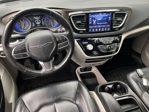 Used 2019 Chrysler Pacifica Touring-L FWD image 14