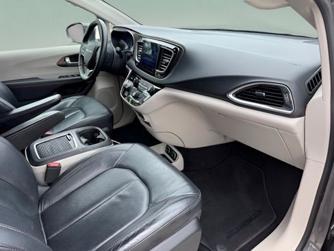 Used 2017 Chrysler Pacifica Touring-L Plus FWD image 26