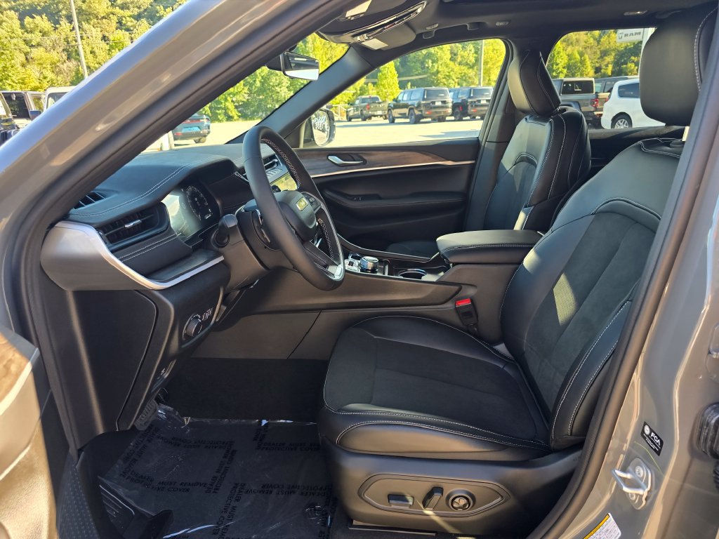 New 2027 Jeep Grand Cherokee Altitude RWD image 4