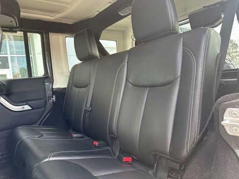 Used 2016 Jeep Wrangler Unlimited Sahara w/ Connectivity Group AWD/4WD image 11