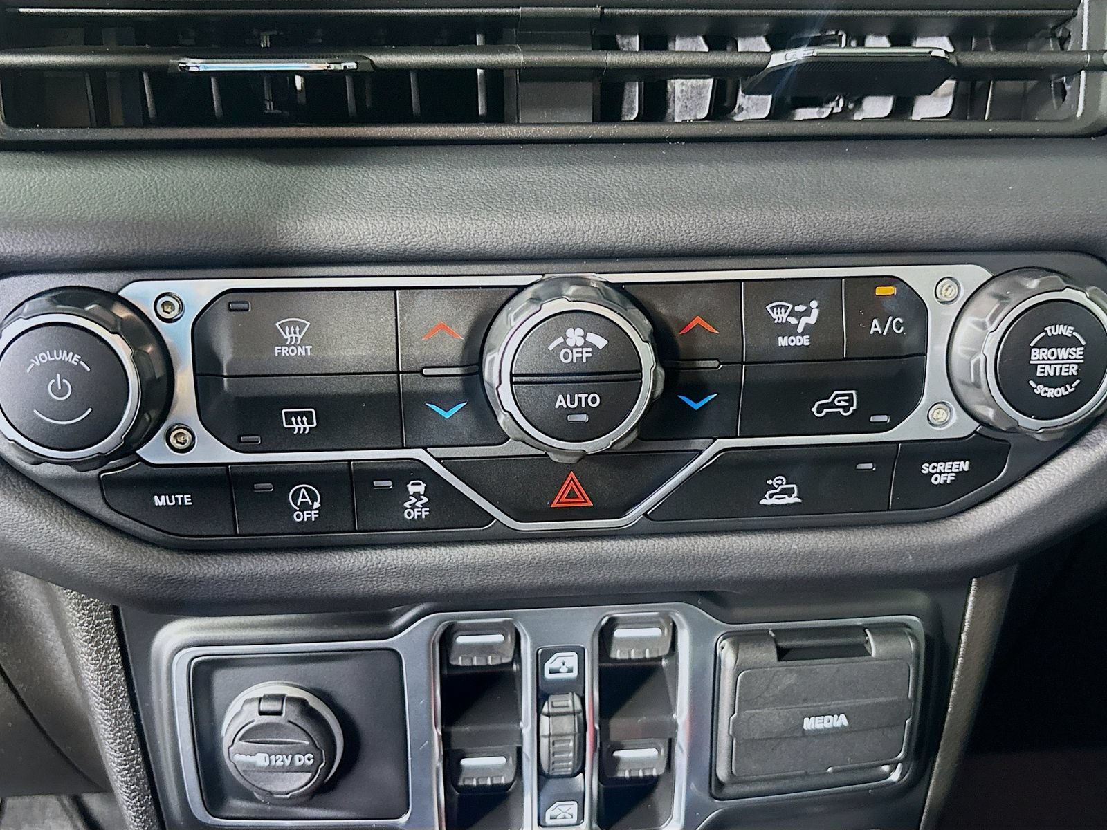 Used 2025 Jeep Wrangler Unlimited Rubicon AWD/4WD image 15