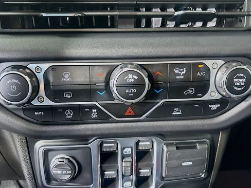 Used 2025 Jeep Wrangler Unlimited Rubicon AWD/4WD image 15