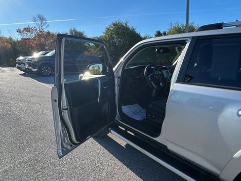 Used 2022 Toyota 4Runner SR5 Premium image 11