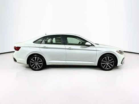 Used 2025 Volkswagen Jetta SE w/ Sunroof Package FWD image 9