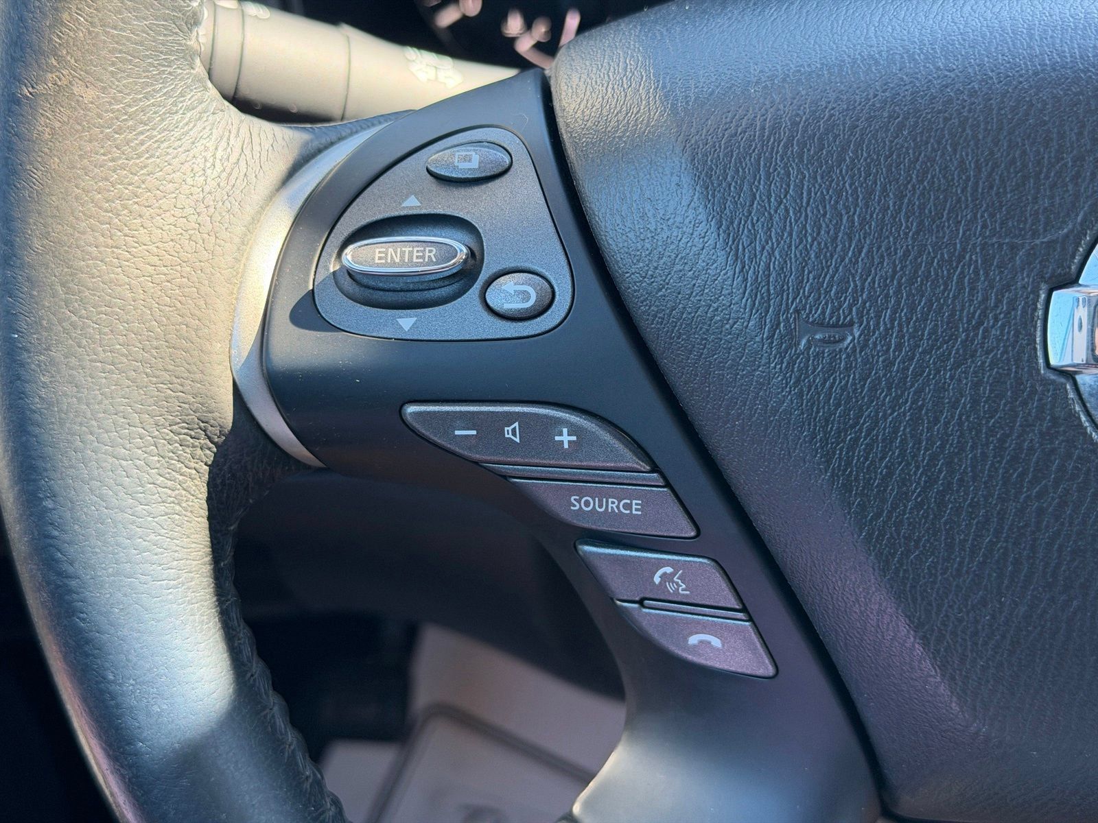 Used 2016 Nissan Pathfinder SV AWD/4WD image 19