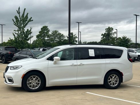 Used 2022 Chrysler Pacifica Touring-L FWD image 6