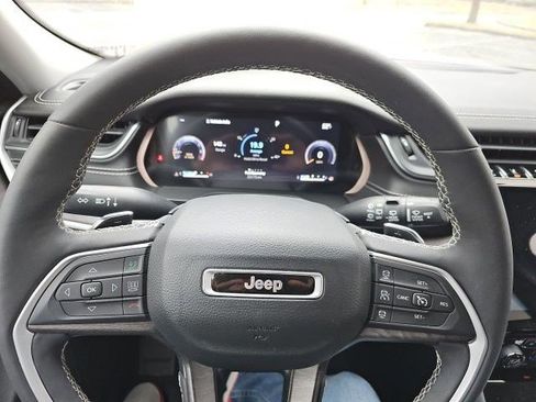 Used 2023 Jeep Grand Cherokee Limited w/ Luxury Tech Group II image 19