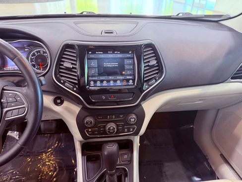 Used 2020 Jeep Cherokee Limited image 23