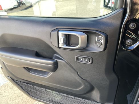 Used 2018 Jeep Wrangler Unlimited Sport S AWD/4WD image 23