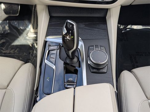 Used 2022 BMW 530i xDrive w/ M Sport Package image 10