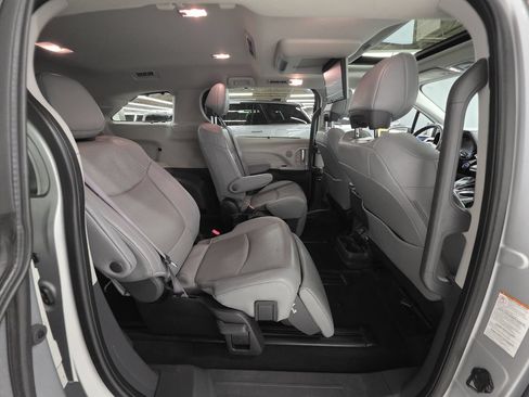 Used 2022 Toyota Sienna Limited AWD/4WD image 13