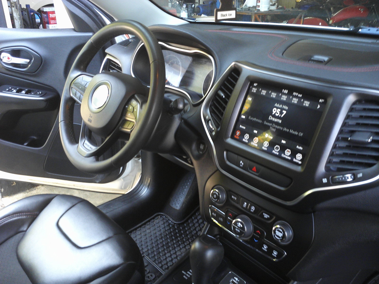 Used 2020 Jeep Cherokee Trailhawk AWD/4WD image 15