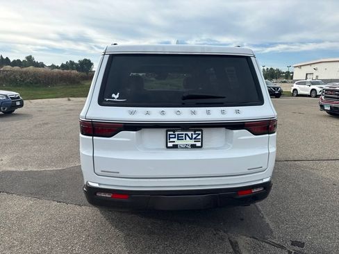 Used 2022 Jeep Wagoneer Series III w/ Premium Group I AWD/4WD image 6