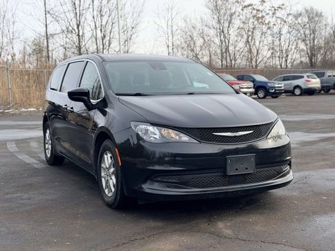 Used 2023 Chrysler Voyager LX image 2