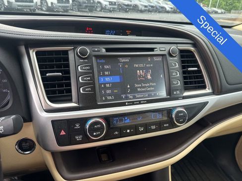 Used 2019 Toyota Highlander XLE AWD/4WD image 5